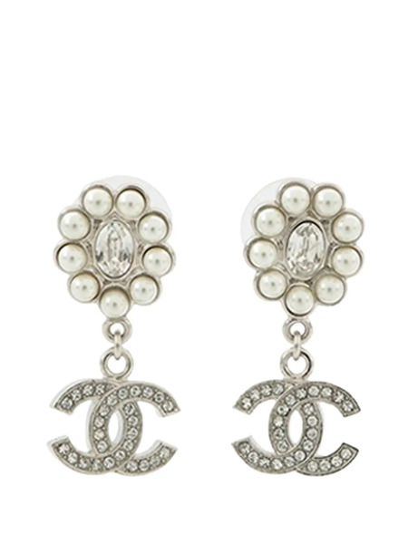  Chanel Pre-owned 2023 Cc Silver Plated Rhinestones Faux Pearl Dangling Earrings Costume Earrings - White 