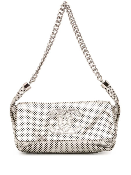  Chanel Pre-owned 2008-2009 Metallic Glazed Calfskin Perforated Rodeo Drive Flap Shoulder Bag - Silver 