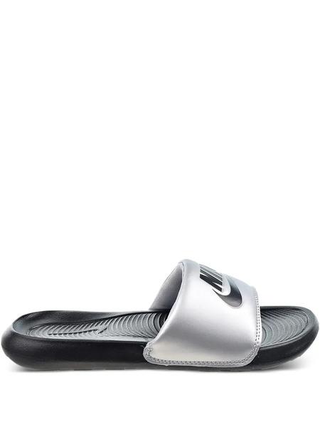  Nike Victori One black/metallic Sliver Slides - Silver 