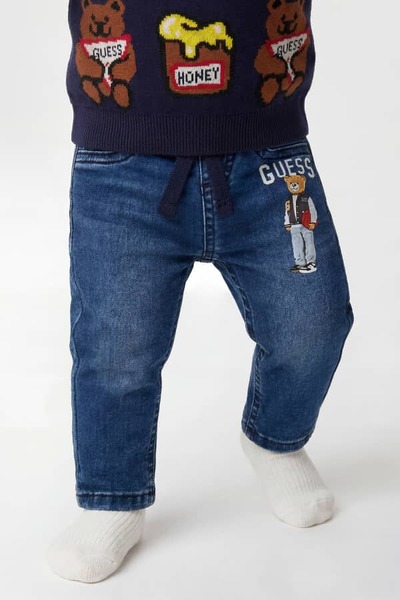  Guess Kids Jeans Mit Bärenlogo Bedruckt 