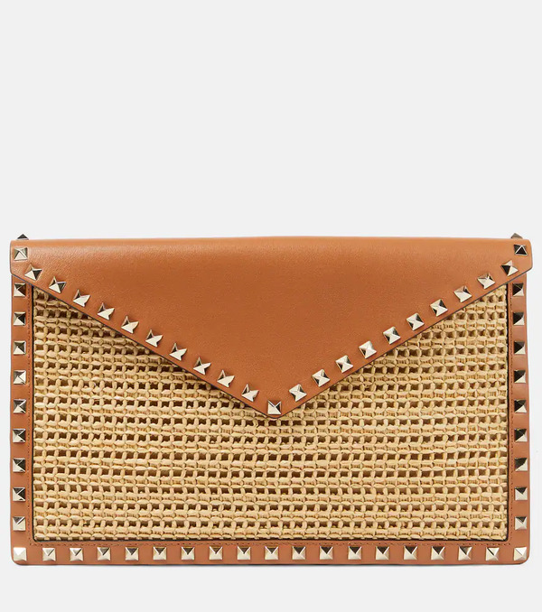  Valentino Garavani Valentino Garavani Rockstud Large Leather-trimmed Raffia Clutch 